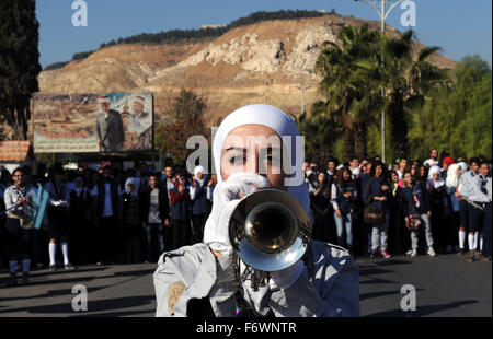 (151120)-- DAMAS, 20 novembre 2015(Xinhua) -- Une femme joue de la trompette lors d'un rassemblement d'aider les décrocheurs en Syrie de retourner à leurs écoles à Damas, capitale de la Syrie, le 20 novembre, 2015. Des centaines d'étudiants et de jeunes bénévoles ont participé au rassemblement. Selon l'agence de presse locale, République gouvernement espérait recueillir des fonds par des dons et des ventes aux enchères pour aider les élèves qui en sont privés d'éducation dans la guerre civile retour à leurs écoles. (Xinhua/Naijie Zhang)(l'azp) Banque D'Images