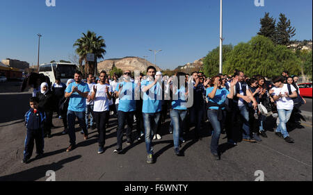 (151120)-- DAMAS, 20 novembre 2015(Xinhua) -- les étudiants syriens et les bénévoles attendre pour prendre part à un rassemblement d'aider les décrocheurs en Syrie de retourner à leurs écoles à Damas, capitale de la Syrie, le 20 novembre, 2015. Des centaines d'étudiants et de jeunes bénévoles ont participé au rassemblement. Selon l'agence de presse locale, République gouvernement espérait recueillir des fonds par des dons et des ventes aux enchères pour aider les élèves qui en sont privés d'éducation dans la guerre civile retour à leurs écoles. (Xinhua/Naijie Zhang)(l'azp) Banque D'Images