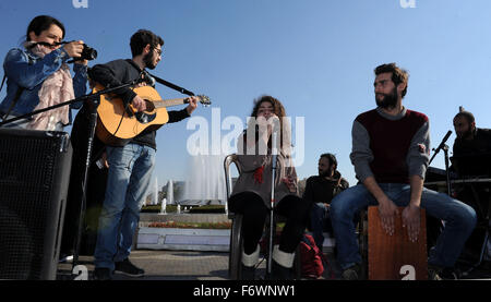 (151120)-- DAMAS, 20 novembre 2015(Xinhua) -- une femme chanteur chante lors d'un rassemblement d'aider les décrocheurs en Syrie de retourner à leurs écoles à Damas, capitale de la Syrie, le 20 novembre, 2015. Des centaines d'étudiants et de jeunes bénévoles ont participé au rassemblement. Selon l'agence de presse locale, République gouvernement espérait recueillir des fonds par des dons et des ventes aux enchères pour aider les élèves qui en sont privés d'éducation dans la guerre civile retour à leurs écoles. (Xinhua/Naijie Zhang)(l'azp) Banque D'Images