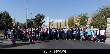 (151120)-- DAMAS, 20 novembre 2015(Xinhua) -- les étudiants syriens et les bénévoles attendre pour prendre part à un rassemblement d'aider les décrocheurs en Syrie de retourner à leurs écoles à Damas, capitale de la Syrie, le 20 novembre, 2015. Des centaines d'étudiants et de jeunes bénévoles ont participé au rassemblement. Selon l'agence de presse locale, République gouvernement espérait recueillir des fonds par des dons et des ventes aux enchères pour aider les élèves qui en sont privés d'éducation dans la guerre civile retour à leurs écoles. (Xinhua/Naijie Zhang)(l'azp) Banque D'Images