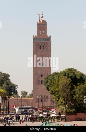 Marrakech, minaret de mosquée Kotoubia et calèches en attente dans les lignes, voir à partir de la place Djemaa el Fna Banque D'Images