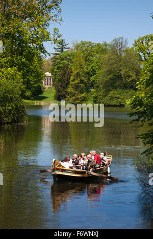 Voyage en bateau sur le lac, vue sur le Temple de Vénus, Woerlitz, UNESCO World Heritage Garden Royaume de Dessau-Woerlitz, Saxony-An Banque D'Images