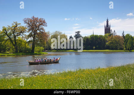 Voyage en bateau sur le lac, vue à l'église de St Petri, Woerlitz, UNESCO World Heritage Garden Royaume de Dessau-Woerlitz, Saxony-Anh Banque D'Images