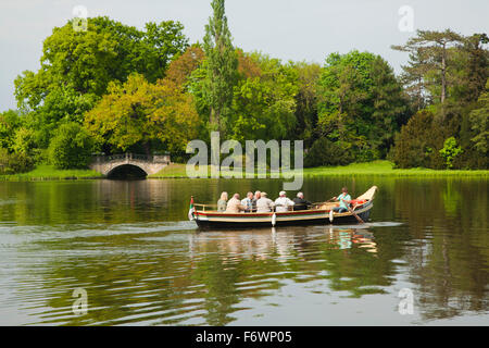 Excursion en bateau sur le lac, vue sur le pont du loup, Woerlitz, UNESCO World Heritage Garden Royaume de Dessau-Woerlitz, Saxe-Anhalt, Banque D'Images