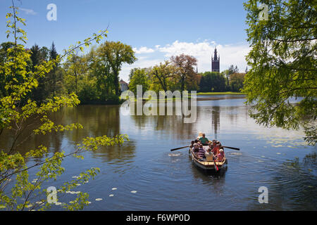 Voyage en bateau sur le lac, vue à l'église de St Petri, Woerlitz, UNESCO World Heritage Garden Royaume de Dessau-Woerlitz, Saxony-Anh Banque D'Images