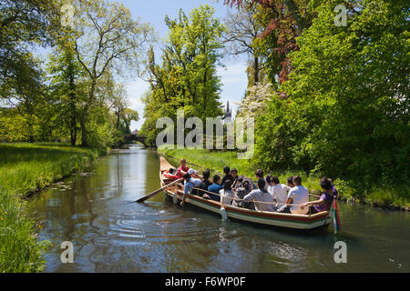 Voyage en bateau sur le lac, vue vers l'église de St Petri, Woerlitz, UNESCO World Heritage Garden Royaume de Dessau-Woerlitz, S Banque D'Images