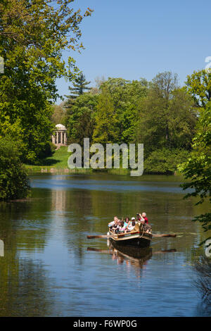 Voyage en bateau sur le lac, vue sur le Temple de Vénus, Woerlitz, UNESCO World Heritage Garden Royaume de Dessau-Woerlitz, Saxony-An Banque D'Images