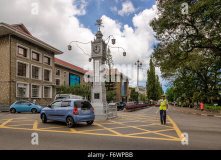 La tour de l'horloge de Victoria, le trafic dans le centre-ville, aux Seychelles Banque D'Images