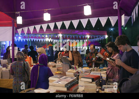 Dhaka, Bangladesh. 20 Nov, 2015. DHAKA, BANGLADESH 20 Novembre : Festival littéraire de Dhaka Dhaka ou allumé la première du Festival littéraire international de conclave, le pays a commencé à l'Académie Bangla sur le campus de l'Université de Dacca à Dhaka le 20 novembre 2015.Dhaka Allumé Fest est une occasion inestimable pour les personnes de recueillir, d'écouter, de parler, d'apprécier et de débat. C'est un signe de bienvenue de la résurgence de la culture littéraire du Bangladesh comme il pousse à s'engager plus vigoureusement à la confiance avec d'autres cultures au-delà de nos frontières. © Zakir Hossain Chowdhury/ZUMA/Alamy Fil Live News Banque D'Images