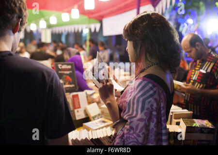 Dhaka, Bangladesh. 20 Nov, 2015. DHAKA, BANGLADESH 20 Novembre : Festival littéraire de Dhaka Dhaka ou allumé la première du Festival littéraire international de conclave, le pays a commencé à l'Académie Bangla sur le campus de l'Université de Dacca à Dhaka le 20 novembre 2015.Dhaka Allumé Fest est une occasion inestimable pour les personnes de recueillir, d'écouter, de parler, d'apprécier et de débat. C'est un signe de bienvenue de la résurgence de la culture littéraire du Bangladesh comme il pousse à s'engager plus vigoureusement à la confiance avec d'autres cultures au-delà de nos frontières. © Zakir Hossain Chowdhury/ZUMA/Alamy Fil Live News Banque D'Images