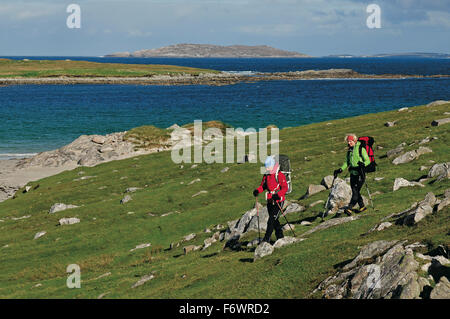 Les randonneurs passant entre plage et Loch Huisinis Crabhadail, Harris, Lewis et Harris, îles Hébrides, Ecosse, Grande-Bretagne Banque D'Images