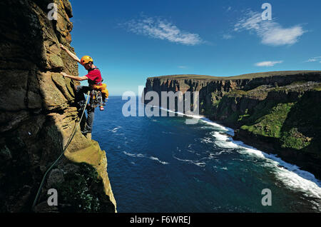 Climber ascending Vieil Homme de Hoy, Hoy, îles Orcades, Ecosse, Grande-Bretagne Banque D'Images