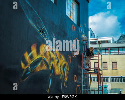 Femme artiste de rue, Lovell Gallery, Woodstock, Cape Town, Western Cape, Afrique du Sud Banque D'Images