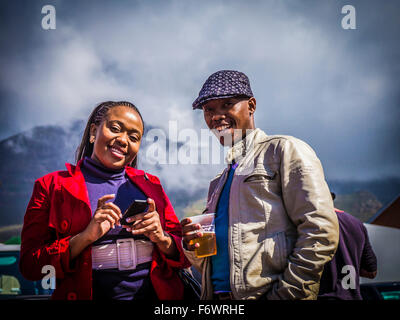 Les visiteurs du marché le samedi dans la vieille usine de biscuits, Woodstock, Cape Town, Western Cape, Afrique du Sud Banque D'Images