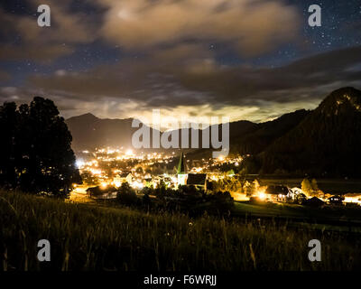 Voir l'OT Saanen la nuit, Gstaad, Canton de Berne, Suisse Banque D'Images