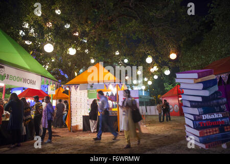 Dhaka, Bangladesh. 20 Nov, 2015. DHAKA, BANGLADESH 20 Novembre : Festival littéraire de Dhaka Dhaka ou allumé la première du Festival littéraire international de conclave, le pays a commencé à l'Académie Bangla sur le campus de l'Université de Dacca à Dhaka le 20 novembre 2015.Dhaka Allumé Fest est une occasion inestimable pour les personnes de recueillir, d'écouter, de parler, d'apprécier et de débat. C'est un signe de bienvenue de la résurgence de la culture littéraire du Bangladesh comme il pousse à s'engager plus vigoureusement à la confiance avec d'autres cultures au-delà de nos frontières. © Zakir Hossain Chowdhury/ZUMA/Alamy Fil Live News Banque D'Images