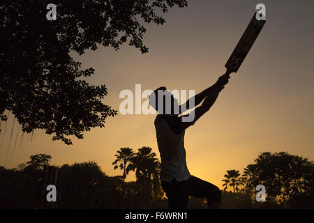 Dhaka, Bangladesh. 20 Nov, 2015. Un garçon à jouer au cricket dans un parc en soirée à Dhaka le 20 novembre 2015. © Zakir Hossain Chowdhury/ZUMA/Alamy Fil Live News Banque D'Images