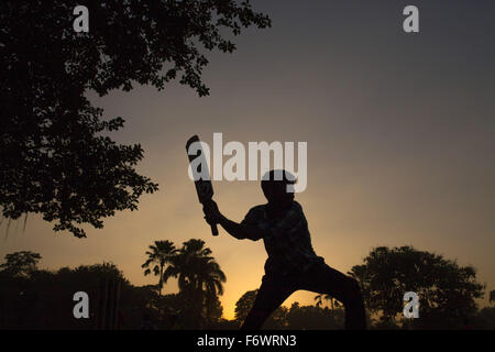 Dhaka, Bangladesh. 20 Nov, 2015. Un garçon à jouer au cricket dans un parc en soirée à Dhaka le 20 novembre 2015. © Zakir Hossain Chowdhury/ZUMA/Alamy Fil Live News Banque D'Images