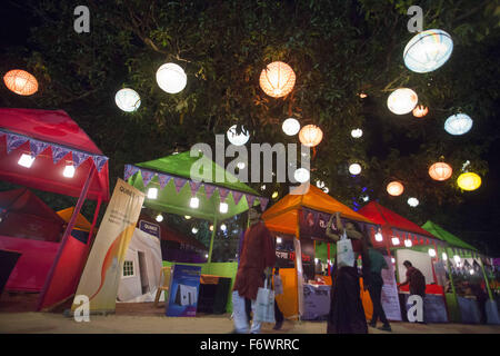 Dhaka, Bangladesh. 20 Nov, 2015. DHAKA, BANGLADESH 20 Novembre : Festival littéraire de Dhaka Dhaka ou allumé la première du Festival littéraire international de conclave, le pays a commencé à l'Académie Bangla sur le campus de l'Université de Dacca à Dhaka le 20 novembre 2015.Dhaka Allumé Fest est une occasion inestimable pour les personnes de recueillir, d'écouter, de parler, d'apprécier et de débat. C'est un signe de bienvenue de la résurgence de la culture littéraire du Bangladesh comme il pousse à s'engager plus vigoureusement à la confiance avec d'autres cultures au-delà de nos frontières. © Zakir Hossain Chowdhury/ZUMA/Alamy Fil Live News Banque D'Images