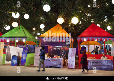 Dhaka, Bangladesh. 20 Nov, 2015. DHAKA, BANGLADESH 20 Novembre : Festival littéraire de Dhaka Dhaka ou allumé la première du Festival littéraire international de conclave, le pays a commencé à l'Académie Bangla sur le campus de l'Université de Dacca à Dhaka le 20 novembre 2015.Dhaka Allumé Fest est une occasion inestimable pour les personnes de recueillir, d'écouter, de parler, d'apprécier et de débat. C'est un signe de bienvenue de la résurgence de la culture littéraire du Bangladesh comme il pousse à s'engager plus vigoureusement à la confiance avec d'autres cultures au-delà de nos frontières. © Zakir Hossain Chowdhury/ZUMA/Alamy Fil Live News Banque D'Images