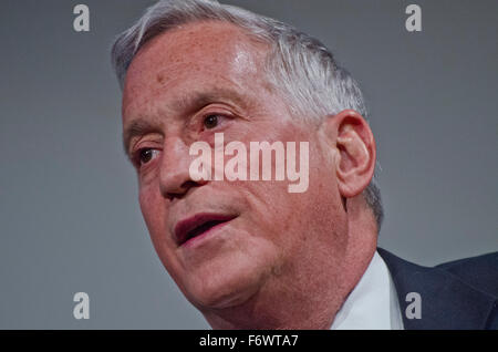 Walter Isaacson sur Steve Jobs à la Royal Institution de Londres un 5 x 15 événement. Le fondateur de Wikipedia Jimmy Wales al Banque D'Images