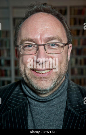 Jimmy Wales Walter Isaacson sur Steve Jobs à la Royal Institution de Londres un 5 x 15 événement. Le fondateur de Wikipedia Jimmy Wales et demande aussi la présence de Walter quelle était la question qu'il désire, il avait demandé à Steve jamais les mettre à Jimmy communautaire à ses abonnés sur Twitter ce qu'il devrait demander à la biographe qui a soulevé un rire avec Walter il n'a cependant pas vraiment penser à toutes les questions qu'il aurait dû demander à Steve. Walter Isaacson est président-directeur général de l'Aspen Institute, a été président de CNN et le directeur de la rédaction du magazine Time. Il est l'auteur de Steve Jobs ; Einstein : sa vie et son Univer Banque D'Images