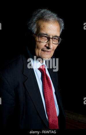 Amartya Sen en photo avant sa conférence "L'idée de la Justice ' à la London Literature Festival, le Southbank Centre. Comme c'est l'un des plus grands intellectuels publics . Dans la conférence, il plaide en faveur d'une nouvelle théorie de la justice qui exige l'accord non seulement de faire des lois communautaires , mais de l'extérieur qui pourraient être touchés. En délaissant un idéal abstrait de la société parfaite , Sen soutient que notre sens de la justice peut être enracinée dans le monde dans lequel nous vivons . La conférence basée sur nouveau livre la semaine prochaine "l'idée de la Justice ' [Penguin] Banque D'Images