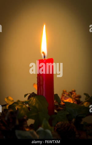 Bougie allumée sur une décoration de table de Noël. Banque D'Images