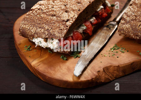 Sandwich avec du pain de farine de seigle foncé et le saumon. La saine alimentation Banque D'Images