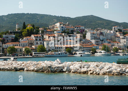 La ville de Skiathos Grèce Vue de la mer Banque D'Images