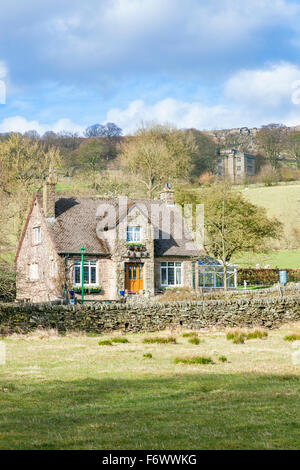Cottage à proximité de Bronte Hathersage avec North Lees et Stanage Edge dans la distance, Derbyshire, Peak District, England, UK Banque D'Images