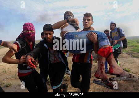 La bande de Gaza. 20 Nov, 2015. Les Palestiniens d'évacuer un manifestant blessé lors d'affrontements avec des soldats israéliens près de la frontière entre Israël et centre de la bande de Gaza, le 20 novembre, 2015. Une vague de tension entre Palestiniens et Israéliens qui a commencé au début d'octobre a dégénéré en affrontements violents dans les territoires palestiniens. Selon le ministère de la santé palestinien, 89 Palestiniens ont été tués et plus de 3 000 blessés, alors que les médias israéliens dire 14 Israéliens ont été tués à coups de couteau et attaques de tir. Credit : Yasser Qudih/Xinhua/Alamy Live News Banque D'Images