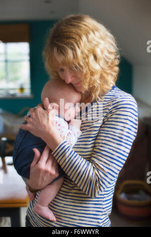 L'amour tendre un moment comme une grand-mère tient sa petite-fille. Banque D'Images