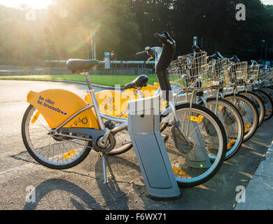 Un service de location de vélos Villo près de l'Atomium à Bruxelles Belgique Europe Banque D'Images