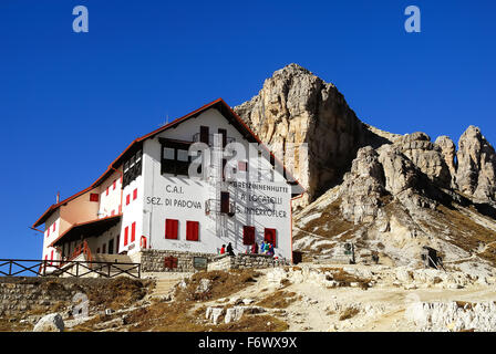 Dolomites, Dolomiti. Les Tre Cime di Lavaredo, le Locatelli-Innerkofler refuge alpin. Les Tre Cime di Lavaredo existe trois éléments balustrade-comme des pics, dans le nord-est de l'Italie Dolomites de Sexten. Ils ont été le théâtre de batailles sanglantes au cours de la Première Guerre mondiale. Ils sont aujourd'hui une destination pour les touristes de partout dans le monde. Banque D'Images