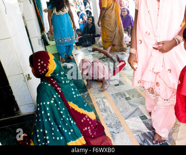 Une femme dans un état qui possédait en face de l'namaaz à Bavadavadar Dadapir , dargah se produit de scène à la fin des prières du matin et devotions dédié à Harjat Rehmatul Kamushah Pir Syed Waly Alay un particulièrement bon saint soufi dont les restes sont enterrés ici dans Dadapir quelques 195 km de Una, Gujarat. tirer 05 date - 08 mai 2010 Banque D'Images