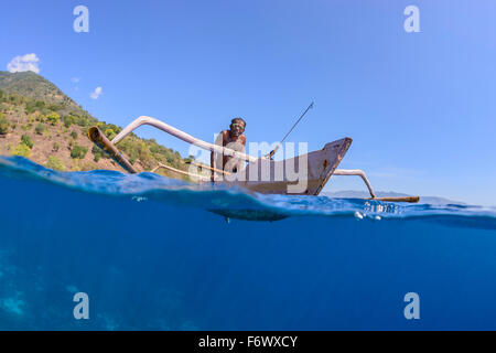 Pêcheur lance local avec outrigger bateau, Splitlevel photo, Alor, l'Indonésie, Sawu, Pantarstrait la Mer, Océan Indien Banque D'Images