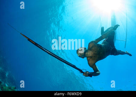 Pêcheur lance local avec outrigger bateau, Alor archipel, l'Indonésie, Sawu, Pantarstrait la Mer, Océan Indien Banque D'Images