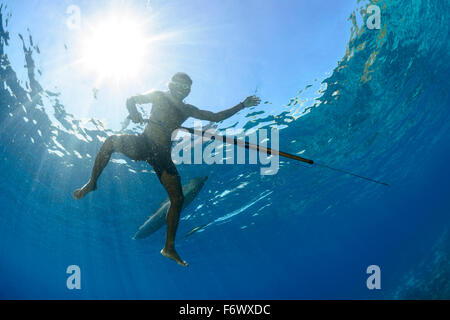 Pêcheur lance local avec outrigger bateau, Alor archipel, l'Indonésie, Sawu, Pantarstrait la Mer, Océan Indien Banque D'Images