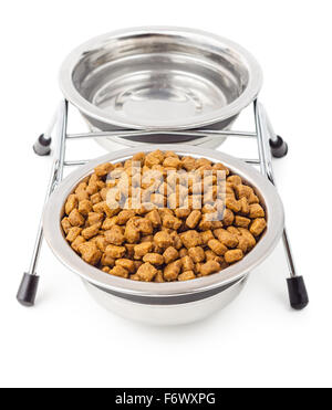Aliments secs pour animaux domestiques avec de l'eau dans les bols de métal isolé sur fond blanc. Banque D'Images