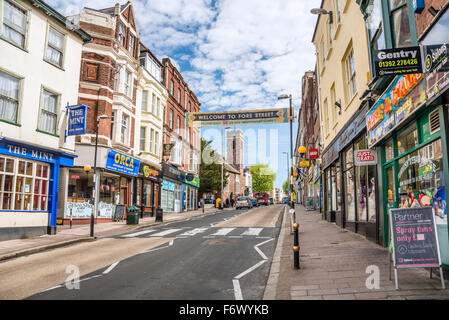 Boutiques de la rue dans la vieille ville d'Exeter, Devon, Angleterre, Royaume-Uni Banque D'Images