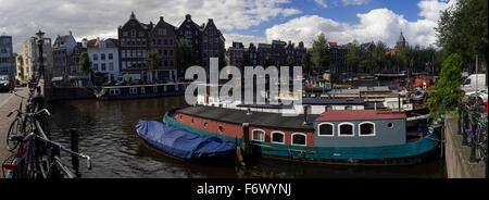 Magnifique vue panoramique sur canal, Canal et péniches à partir de pont à Amsterdam (Hollande septentrionale, Pays-Bas) Banque D'Images