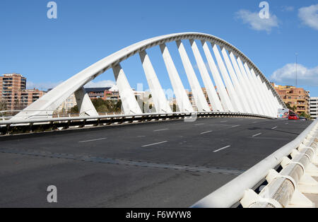 L'exposition ou du pont Puente de la Exposicion sur les jardins du Turia à Valence, Espagne Banque D'Images