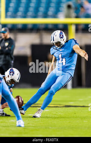 19 novembre 2015 : Tennessee Titans kicker Ryan Succop # 4 se réchauffe avant le match entre les Tennessee Titans et les Jacksonville Jaguars à l'EverBank Field à Jacksonville, FL Image Crédit : Del Mecum CSM Banque D'Images