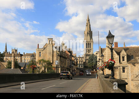 Pont sur la rivière Welland et St Mary's Hill, Stamford, Lincolnshire, Angleterre, RU Banque D'Images