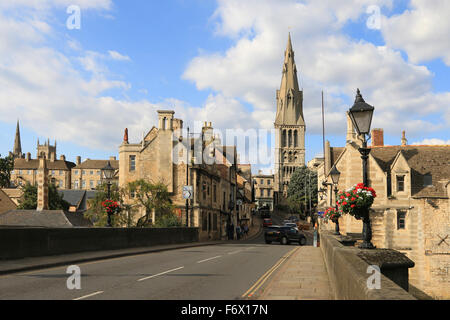 Pont sur la rivière Welland et St Mary's Hill, Stamford, Lincolnshire, Angleterre, RU Banque D'Images