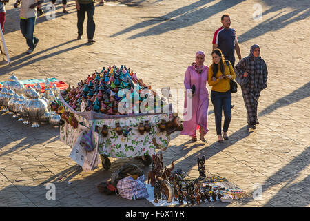 Vente traditionnelle sur la place Jamaa el Fna à Marrakech Banque D'Images