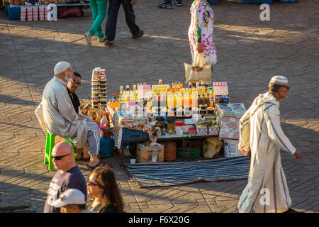 Vente traditionnelle sur la place Jamaa el Fna à Marrakech Banque D'Images