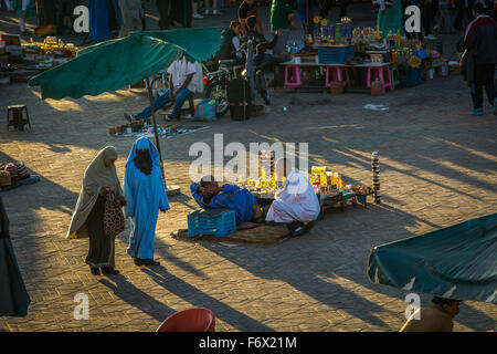 Vente traditionnelle sur la place Jamaa el Fna à Marrakech Banque D'Images