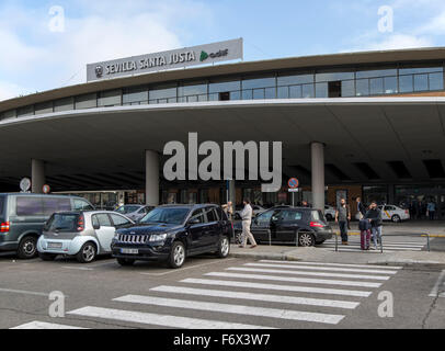 Les gens et les voitures à l'extérieur de la gare de Santa Justa, Séville, Espagne Banque D'Images